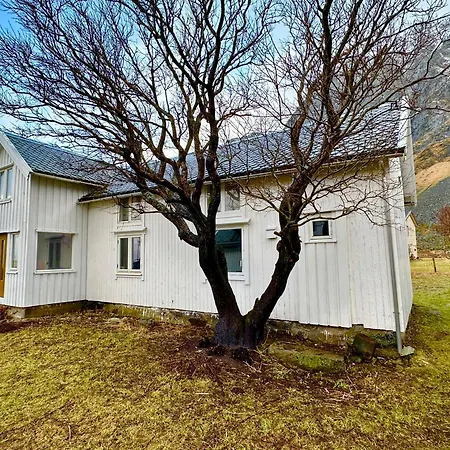 Traditional House At Unstad Chaleter