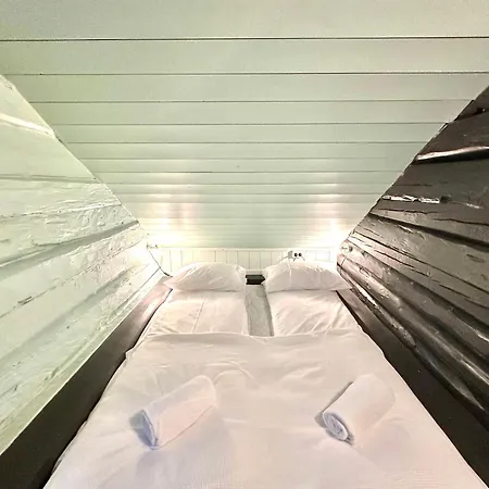 Traditional House At Unstad בקתה Bostad